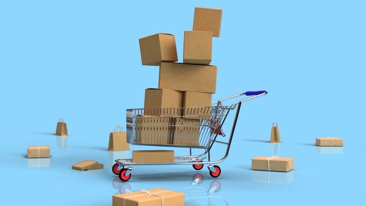 Carrello con pacchi pronti per la spedizione